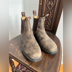 Chisel Toe Blundstones in Rustic Brown